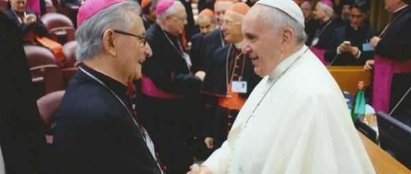 Mons. Gimenez, saluda al Papa Francisco en su visita a Roma, durante el Sínodo de la familia que se celebró del 5 al 19 de octubre