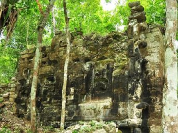 Puerta de Lagunita, yacimiento arqueológico de la cultura maya precolombina en el municipio de Calakmul, estado de Campeche, México. Ivan Sprajc
